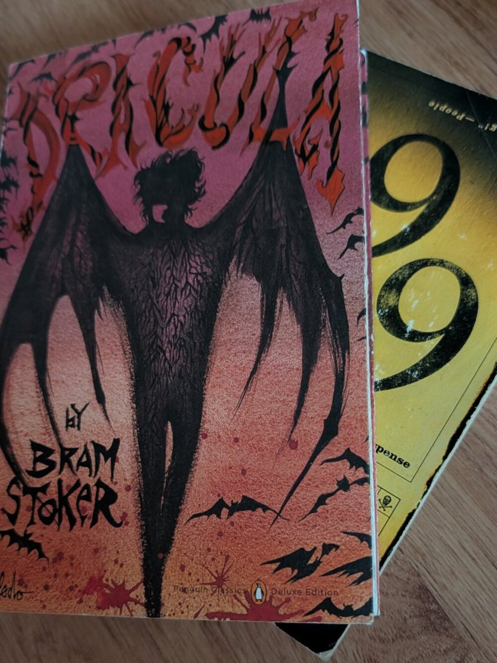 Vintage Horror Book Bundle - Penguin Classics Dracula & 999 Anthology